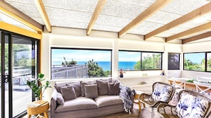 TV, DVD player, stereo - Sunshine Beach Shack - Pet Friendly close to the beach (Sunshine Beach)