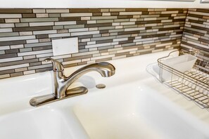 Combined shower/tub, towels, toilet paper - The Loft at Riverside (Lancaster)