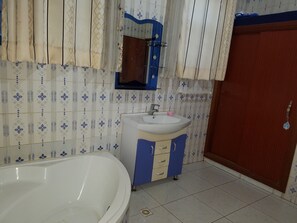 Baño | Artículos de higiene personal gratuitos, albornoces, toallas y jabón