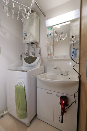 Combined shower/bathtub, hair dryer, towels, soap