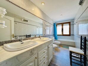 A bathroom with two sinks, a toilet, a shower, and a chair. - Llevant CostaBravaSi - Terrace, views, AC (Sant Feliu de Guíxols)