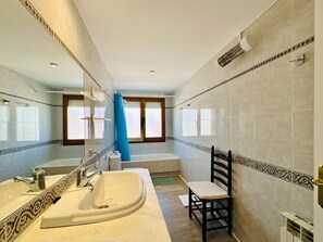 Shower, hair dryer, towels - Llevant CostaBravaSi - Terrace, views, AC (Sant Feliu de Guíxols)