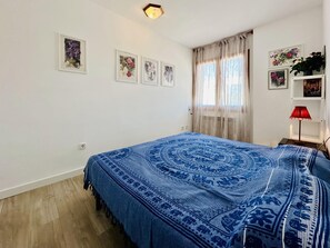 3 bedrooms, iron/ironing board, bed sheets