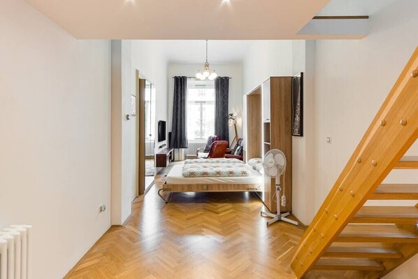 2 makuuhuonetta, työpöytä, silitysrauta/-lauta, vauvan matkasänky