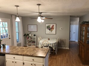 Dining - House on Rae's Creek within earshot of the Masters (Augusta)