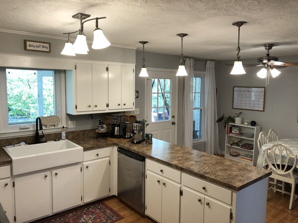 Fridge, microwave, oven, stovetop - House on Rae's Creek within earshot of the Masters (Augusta)