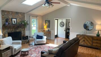 Televisión, chimenea, reproductor de DVD y libros