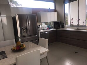 Microwave, oven, dishwasher, coffee/tea maker