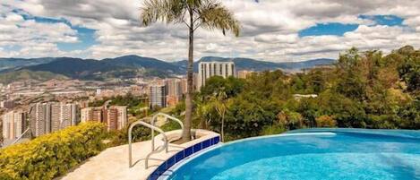 Een verwarmd zwembad