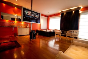 Honeymoon Studio Suite | Blackout drapes, iron/ironing board, free WiFi