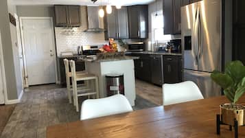 冰箱、微波炉、烤箱、炉灶