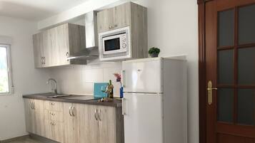 Geladeira, micro-ondas, cooktop, cafeteira/chaleira