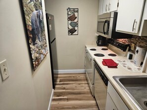 Kjøleskap, mikrobølgeovn, ovn og kokeplater