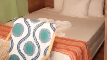 Standard Studio, 1 Queen Bed | Individually furnished, laptop workspace, iron/ironing board, free WiFi