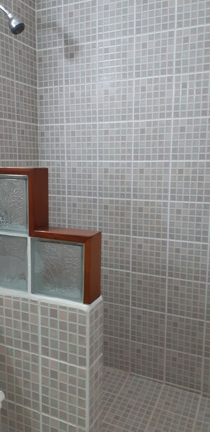 Standard Studio, 1 Queen Bed | Bathroom shower