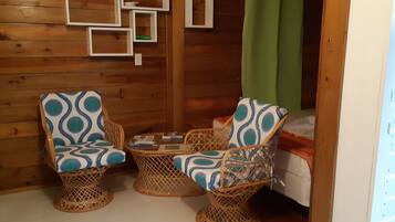 Standard Studio, 1 Queen Bed | Living area