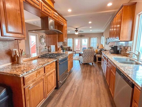 Steps to the Beach! Rooftop Deck! Firepit & BBQ!