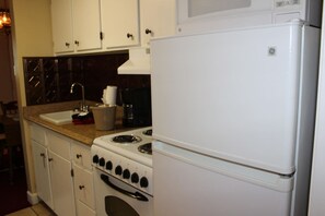 Mikrobølgeovn, ovn, kokeplater og kaffetrakter/tekoker