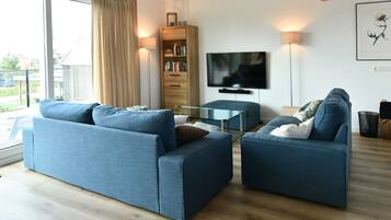 Een smart-tv, een dvd-speler, een kantoor en een computerscherm