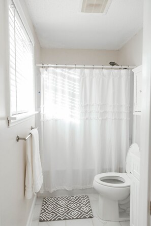 Combined shower/bathtub, hair dryer, towels, soap - Masters Rental - 2.5 miles from Augusta National! 2 bed, 2.5 bath (Augusta)