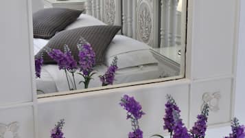 Tweepersoonskamer, uitzicht op tuin | 1 slaapkamer, een kluis op de kamer, geluiddichte muren