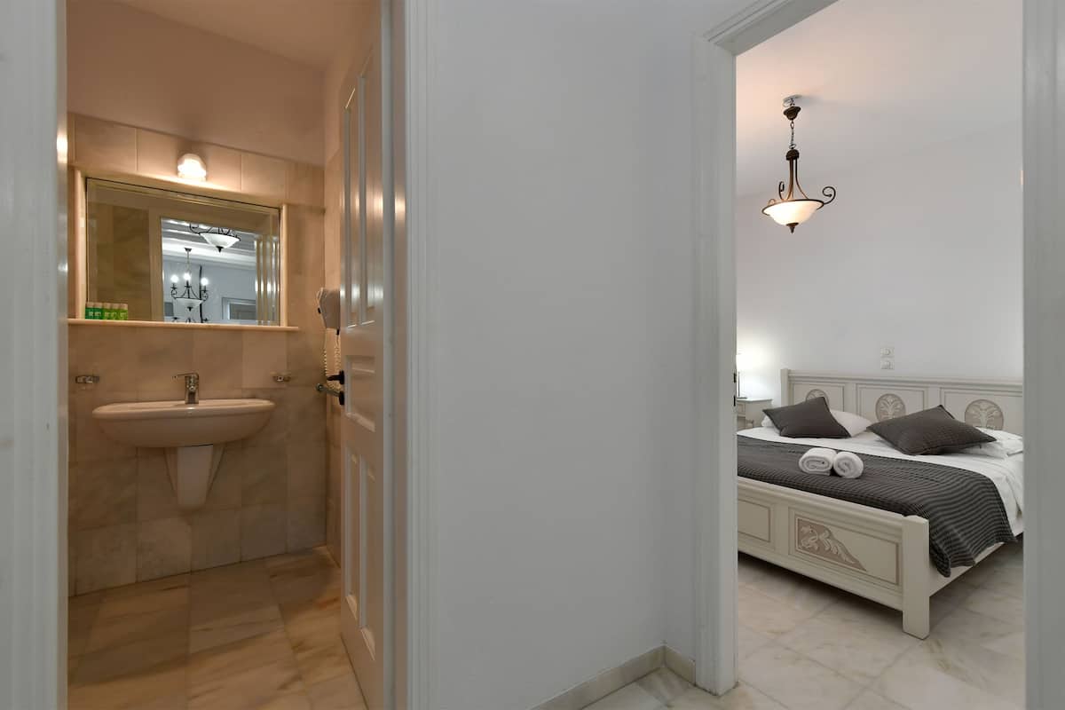 shower, free toiletries, hair dryer, slippers