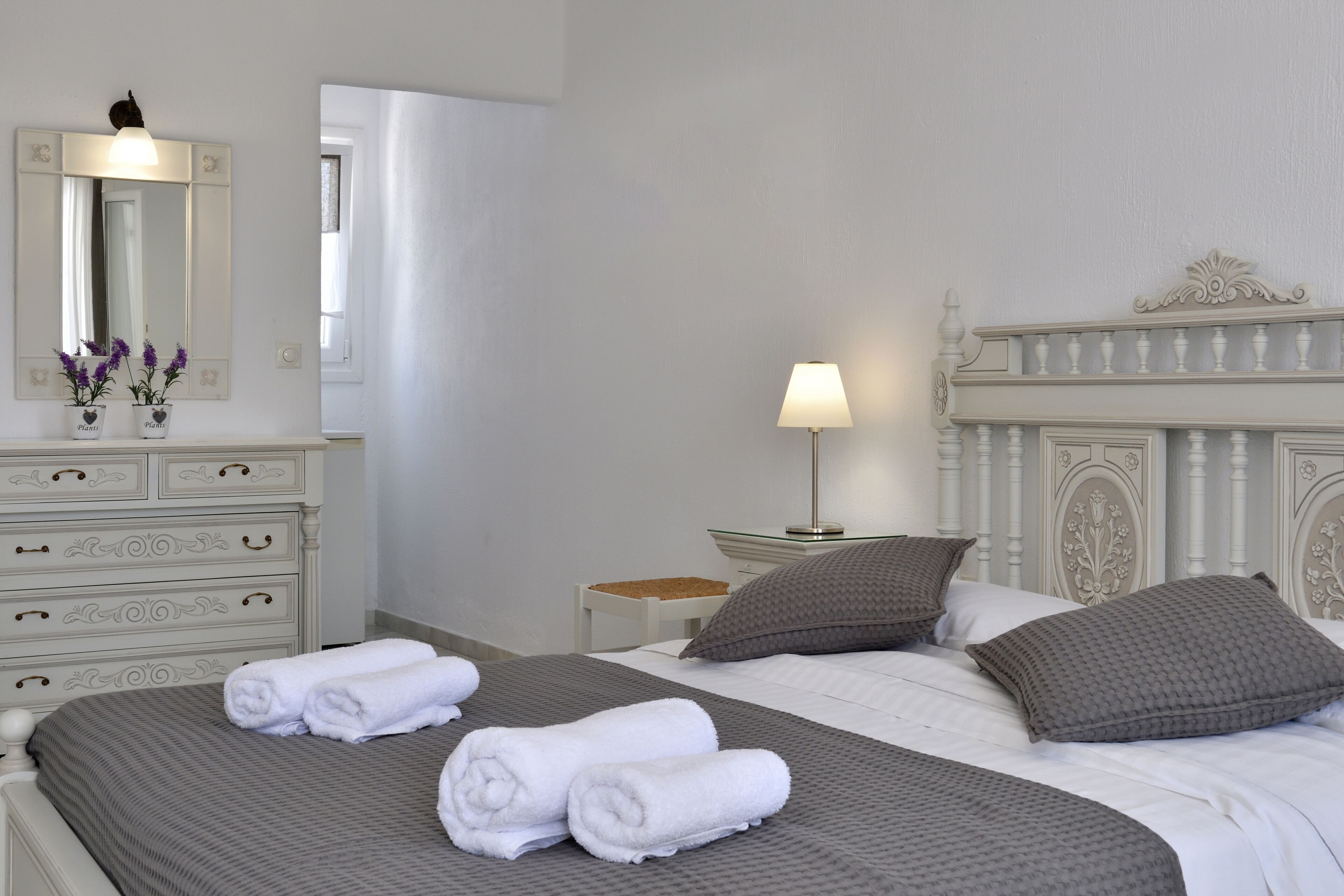 Dobbeltrom, hageutsikt | Safe på rommet, lydisolert, strykejern/-brett og barnesenger (inkludert)