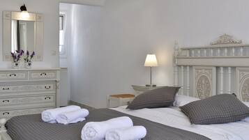 Dobbeltrom, hageutsikt | Safe på rommet, lydisolert, strykejern/-brett og barnesenger (inkludert)