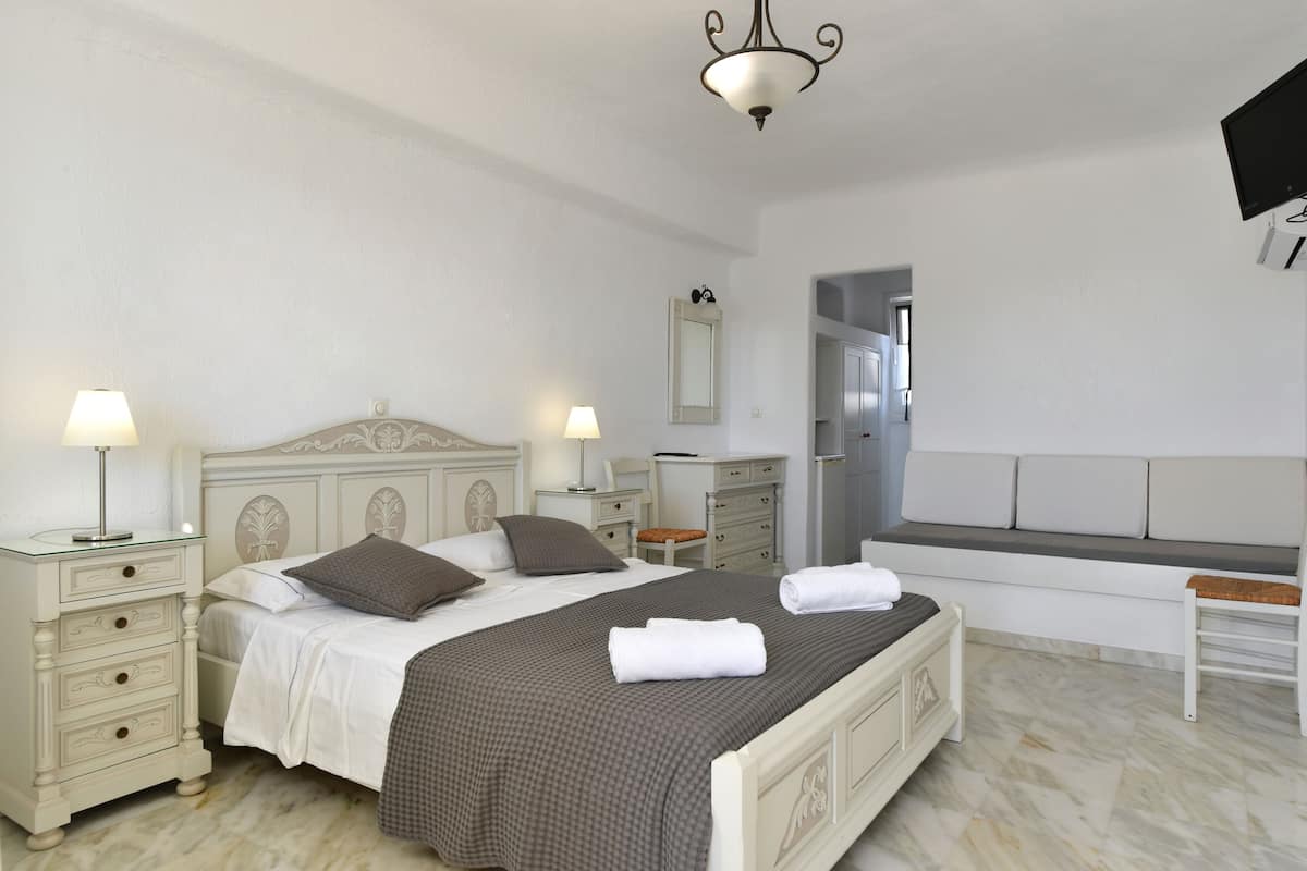Triple Room, Sea View | 1 bedroom, in-room safe, soundproofing, iron/ironing board