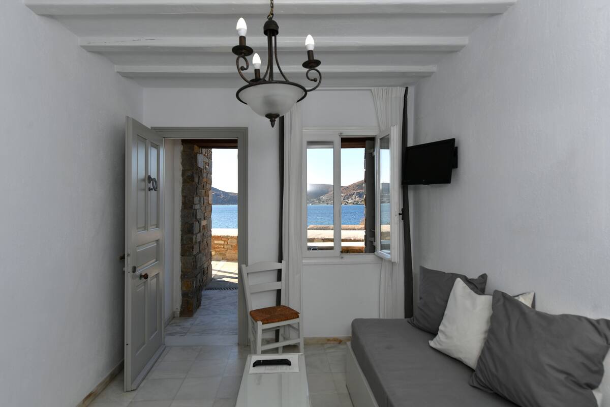 standard suite, sea view | living area | flat-screen tv