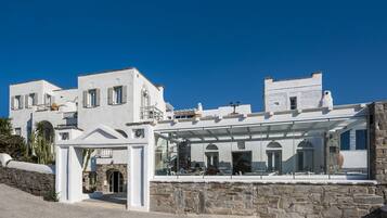 Vista frontal de la propiedad