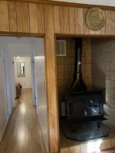 The Charming Country Cottage-Welcomes you and your pet!