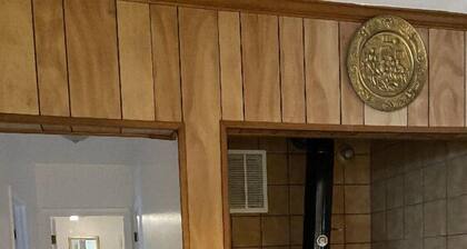 The Charming Country Cottage-Welcomes you and your pet!