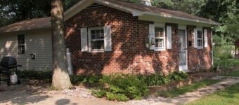 The Charming Country Cottage-Welcomes you and your pet!