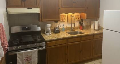 The Charming Country Cottage-Welcomes you and your pet!