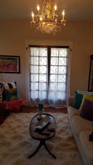 Smart TV - The Secretariat * Highlands * Derby * Pet Friendly* Restaurant Row*Cherokee Park (Louisville)