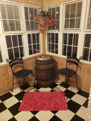 Interior - The Secretariat * Highlands * Derby * Pet Friendly* Restaurant Row*Cherokee Park (Louisville)