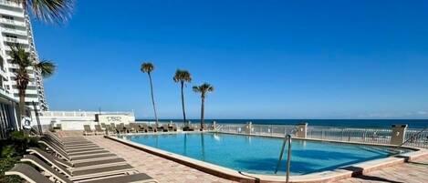 Een binnenzwembad en een buitenzwembad