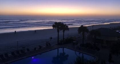 DBR Oceanfront 3. kerroksen king-sviitti, oma parveke