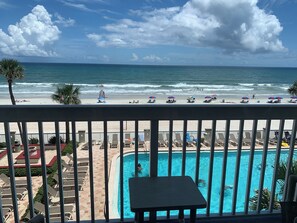 Alberca techada y alberca al aire libre