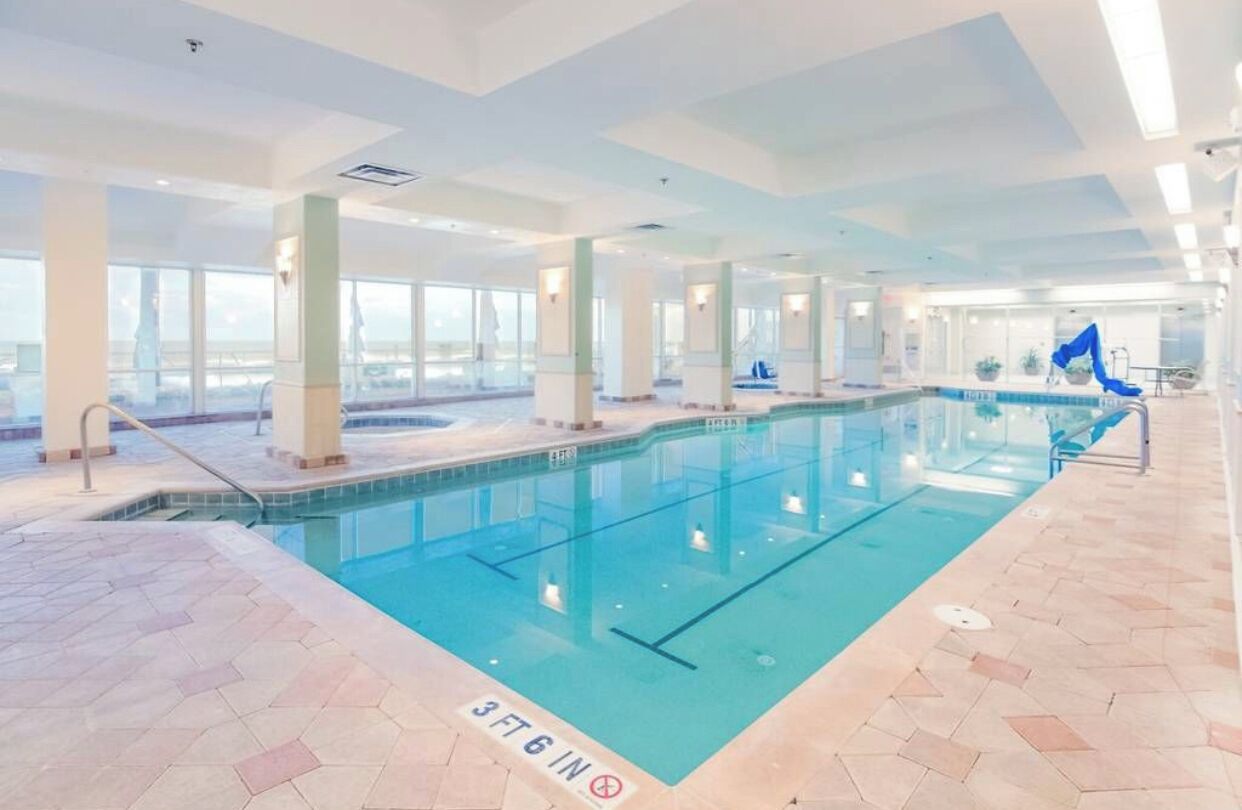 Alberca techada y alberca al aire libre