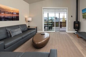 Een televisie, een open haard en een stereo