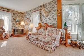 TV, DVD player, books, stereo