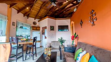 Biệt thự Cao cấp, 2 phòng ngủ, quang cảnh hồ bơi | Phòng khách | TV màn hình phẳng