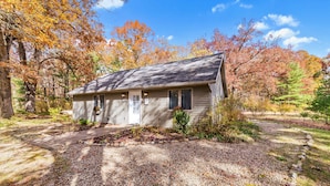 A single-story house with a front porch, a mailbox, and a number '907' on the door. - Dog-Friendly Cottage with Hot Tub (Pullman)