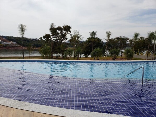 Utomhuspool och uppvÀrmd pool