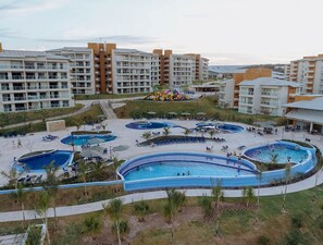 Utomhuspool och uppvÀrmd pool