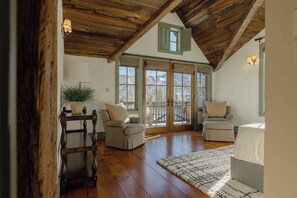 5 bedrooms, desk, iron/ironing board, free WiFi