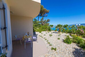 تناول الطعام بالخارج