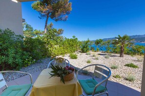 Outdoor dining - Holiday apartment mit Terrasse und Meerblick (Šilo)